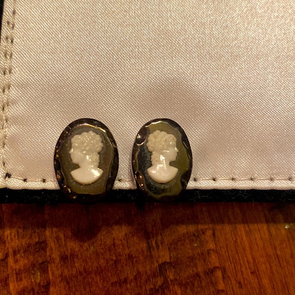 Jewelry - Vintage 50s cameo clip on earrings